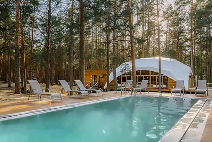 На фото: Подогреваемый бассейн отеля Orsha River Club
