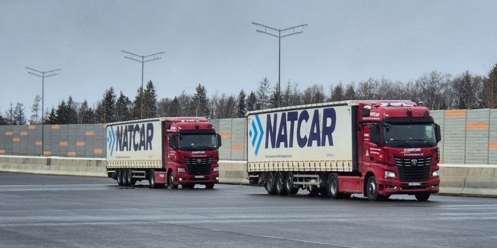 Камаз через свою дочернюю компания NatCar выпустил уже две модели беспилотного грузовика Маяк-1 и Маяк-2, созданные на базе флагманского магистрального тягача Камаз 54901. В настоящее время ведётся работа над моделью Маяк-2,5, а через пару лет обещаеют выпустить Маяк-3, который будет уже максимально приближен к прототипу для промышленного выпуска