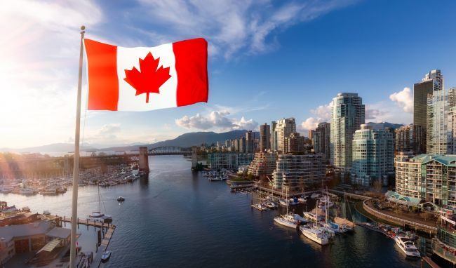 Канадский флаг. Фото: edb3_16 / istockphoto.com