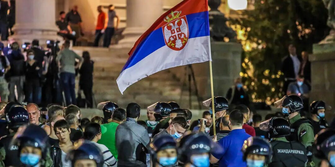 "Сербам и собакам вход запрещён". ЕС в лозунге смутило только одно: "А почему собакам нельзя?"