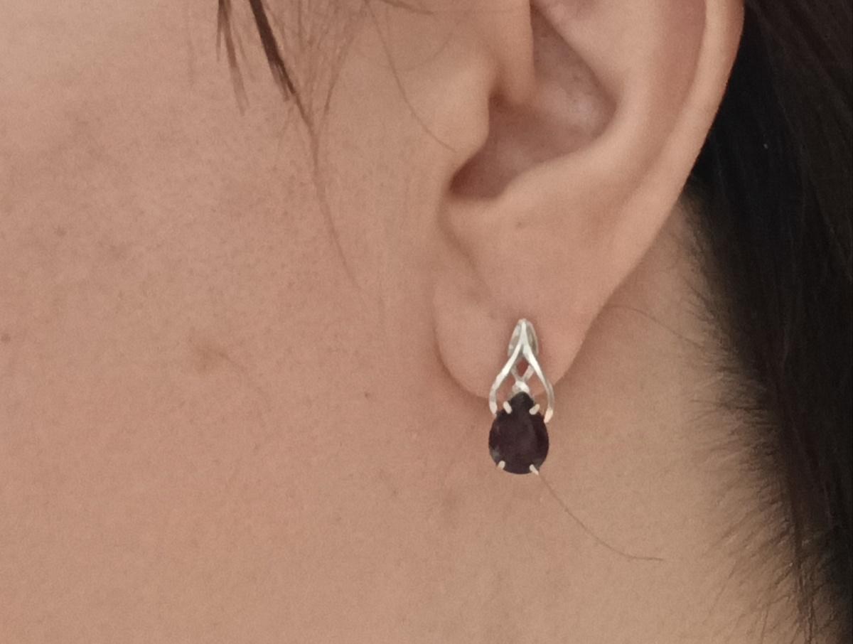 На свету камень выглядит насыщенно-бордовым, в помещении - темный. Красиво 👍