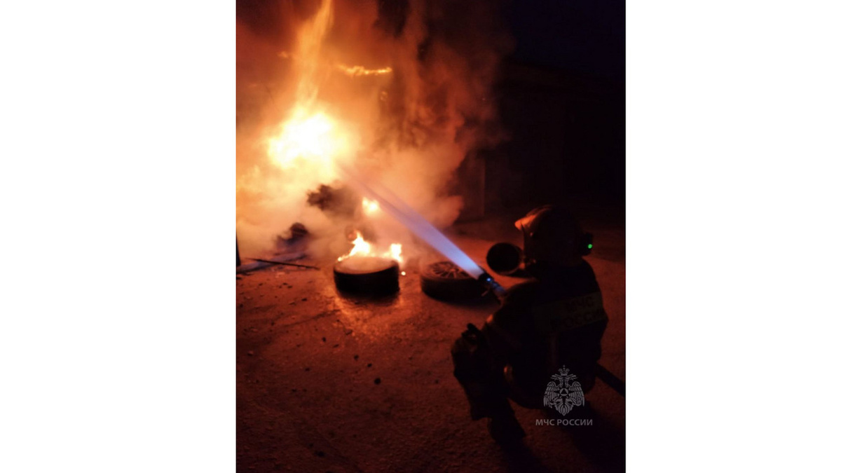     В Курске сгорел гараж вместе с машиной