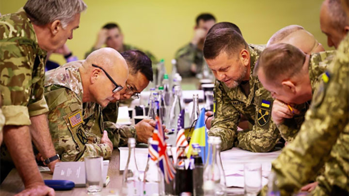 Залужный на встрече с британскими и американскими генералами в штабе TFD. Фото: nytimes.com.