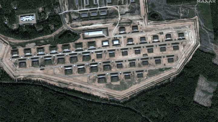 Склады боеприпасов в Торопце, уничтоженные ударом дронов, подготовленным при участии ЦРУ, – до и после атаки. Источник: nytimes.com