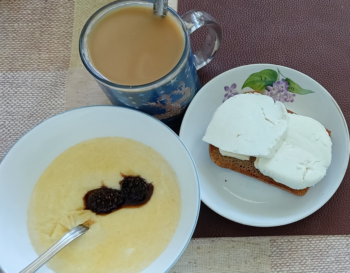 На каше по традиции лежат две сосновые шишечки. 