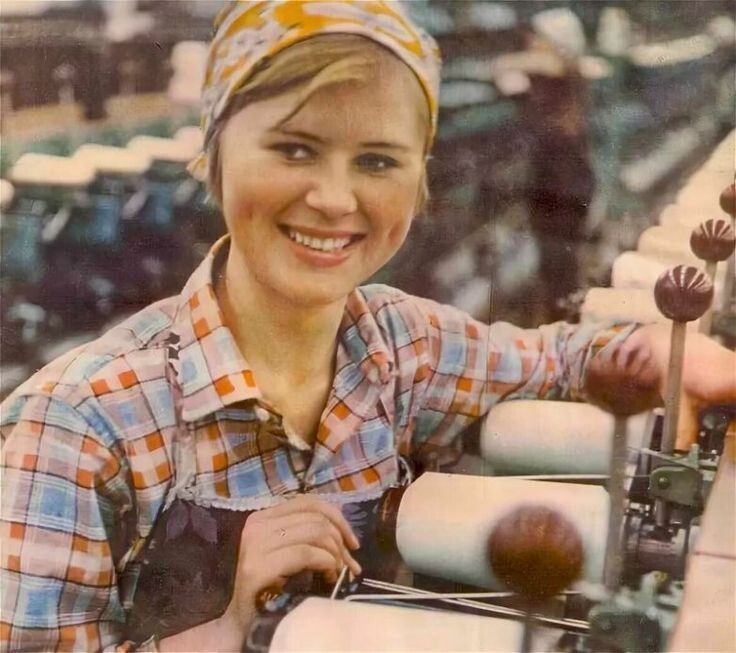 девушка на советском производстве