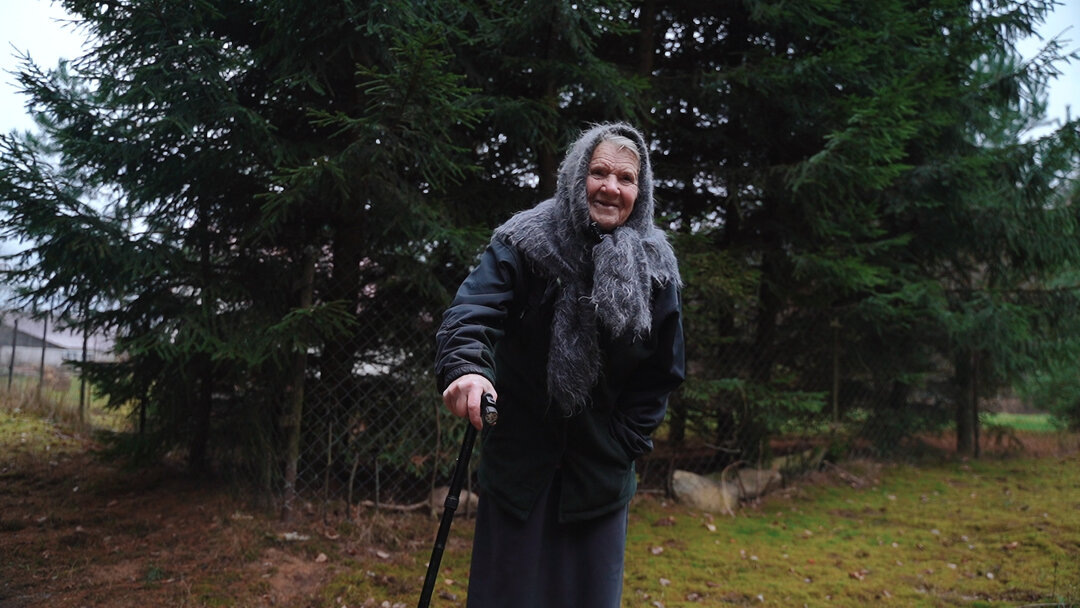 📷 Фото: бабушка моет пол с мылом