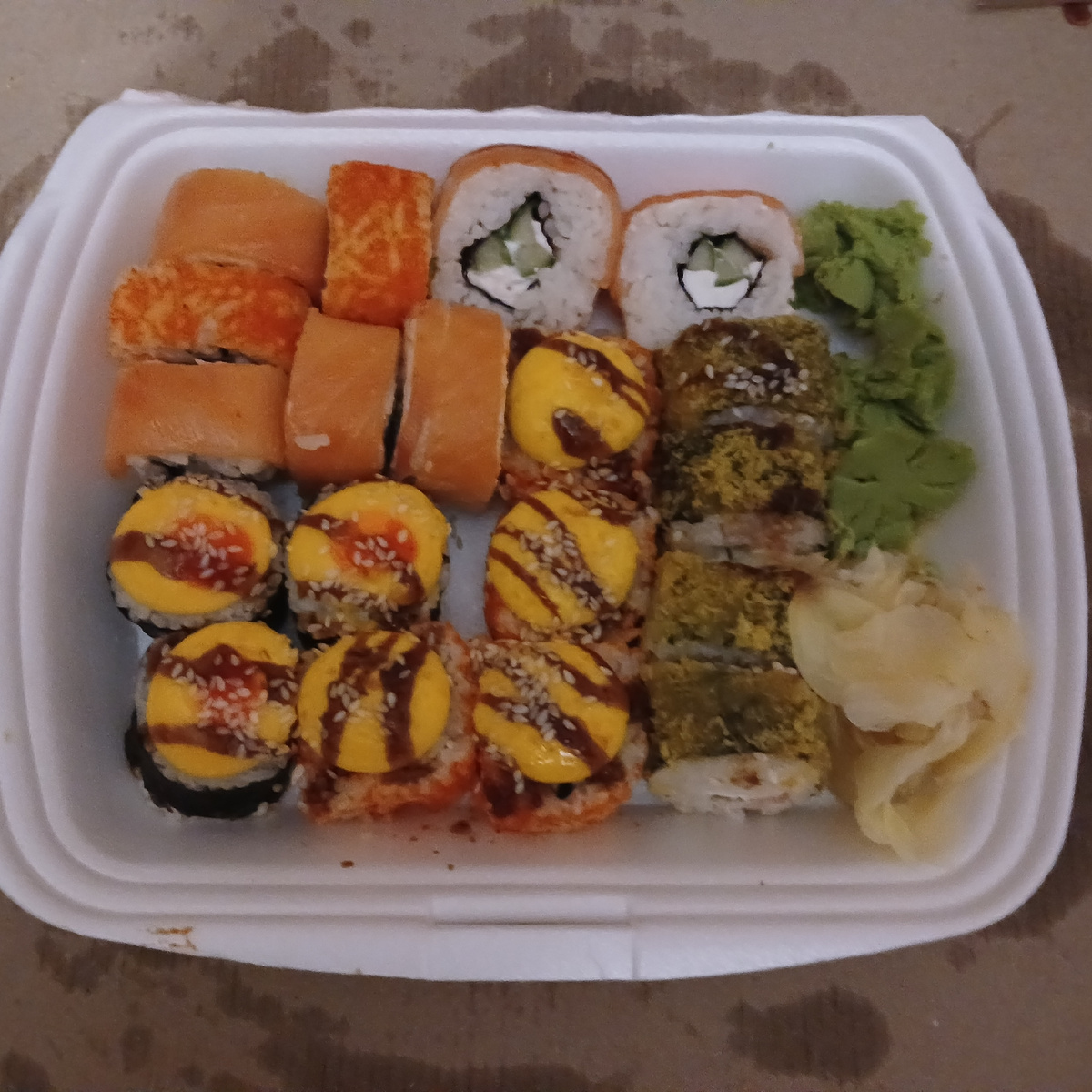 Съела две филадельфии,две калифорнии  и по одно то что запечённые 