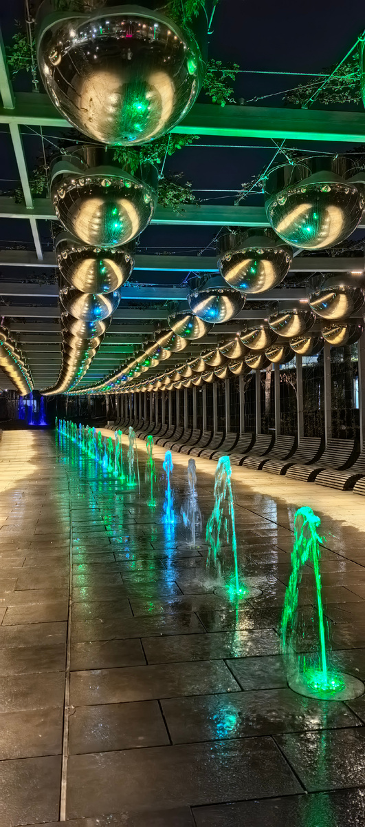 Пустые лавочки в Краснодаре.