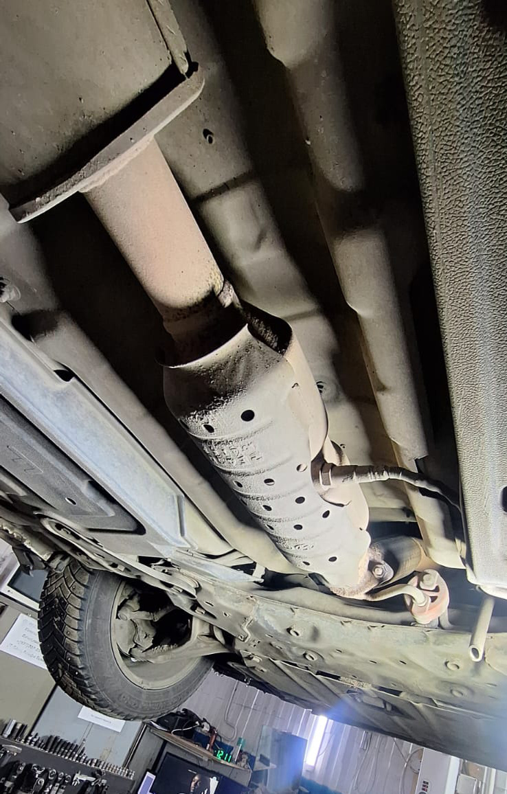 До середины 2015 года у машин был единственный катализатор под днищем. Торчащий сбоку корпуса провод — это задняя лямбда (второй кислородный датчик).