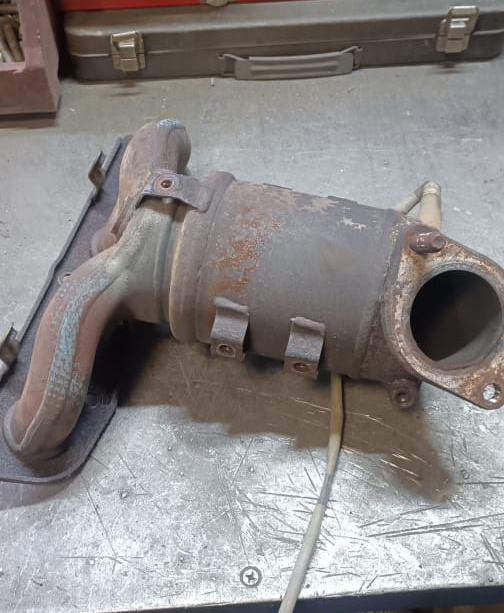 Машины конца 2015 - 2017 годов выпуска уже с двумя катализаторами и основной помещен в корпус выпускного коллектора. Такое расположение ускоряет его разогрев до температуры, при которой возможен дожиг ядовитых и вонючих примесей выхлопных газов.