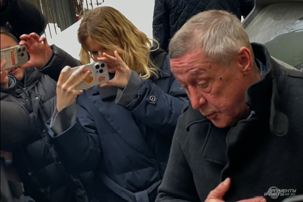    Михаил Ефремов у своего дома в Плотниковом переулке. Фото:  АиФ/ Ксения Григорьева