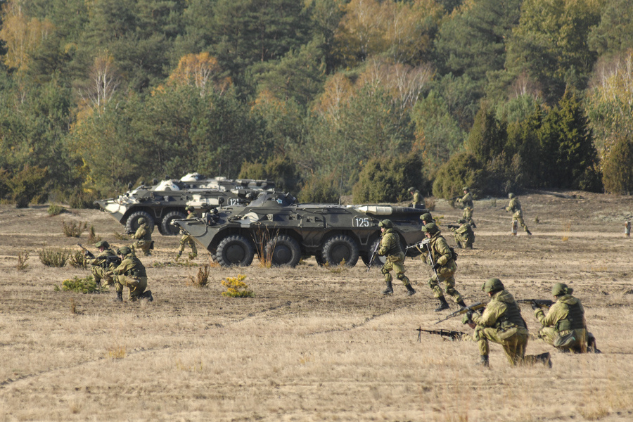 Мотострелковое отделение на переднем плане. Фото с "Яндекс.Картинки".