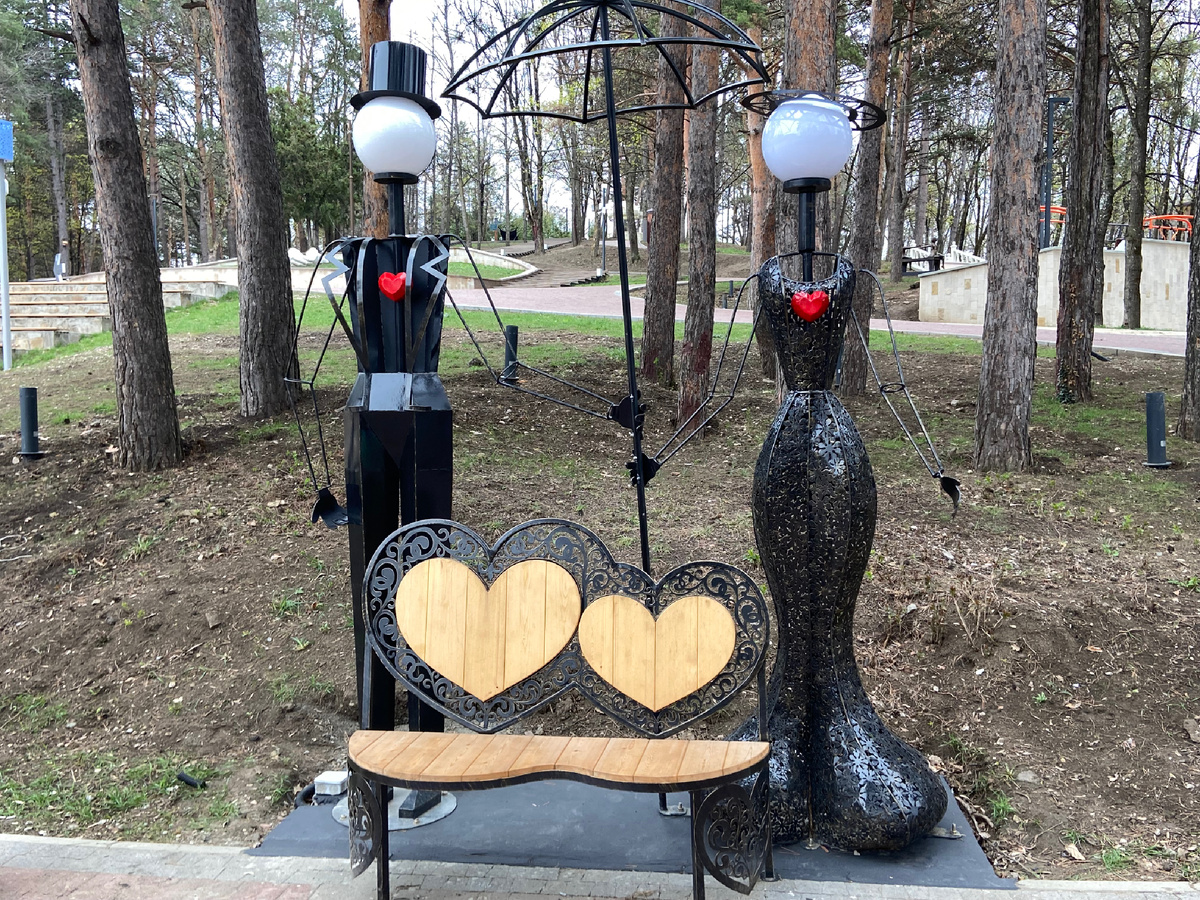 Лавочка влюбленных. Вечером еще и с собственными фонарями