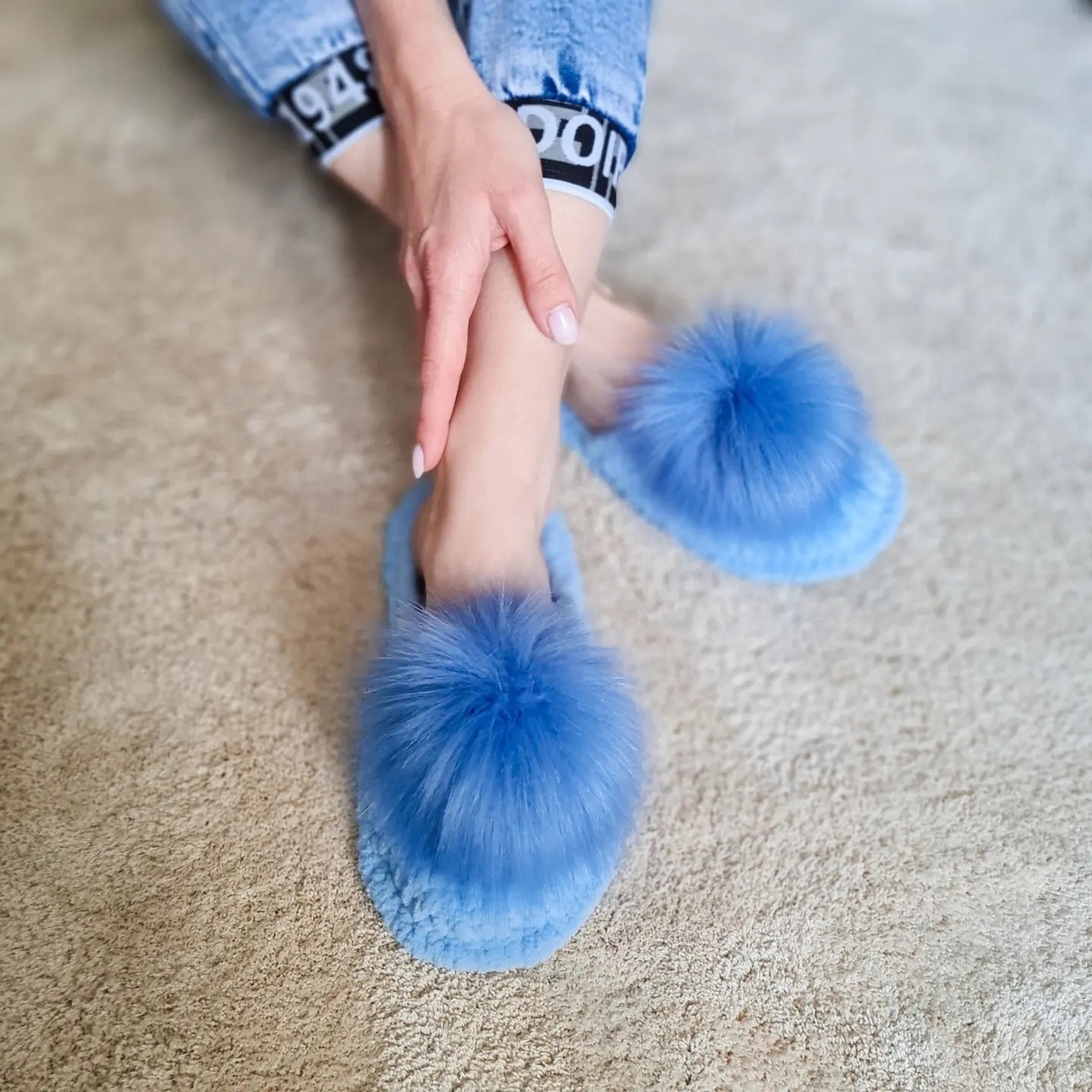 До сих пор считаю, что помпоны придают тапочкам особый шик. 