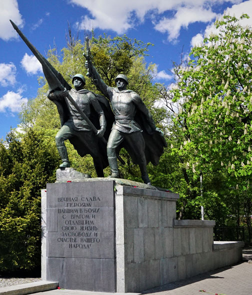 Скульптурная композиция "Победа" на мемориале 1200 воинам 11-й Гвардейской Армии. Рядом есть похожая композиция "Штурм". Специфичность всего комплекса в том, что он создан по эскизам самих военнослужащих. Всем тем, кто имел отношение к архитектуре, макетированию, инженерной графике, было предложено присылать предложения в штаб. Работа была проведена блестяще. Специально присланные архитекторы по предложенным эскизам смогли разработать проект и приступили к работе. До знаменитого XX съезда КПСС ниже была подпись автора эпитафии - "И. В. Сталин". Позже её убрали. Город Калининград, Гвардейский проспект. Фото 2020 года.