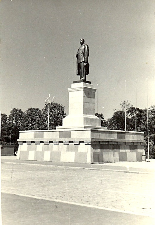 Памятник И. В. Сталину в Калининграде на площади Победы. Фото 1953 года. Позже на это место установят памятник В. И. Ленину. А потом и его уберут.