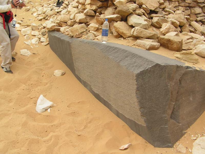 Блок из черного базальта со следами разных технологий обработки