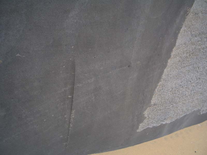 След от дисковой пилы на блоке черного базальта