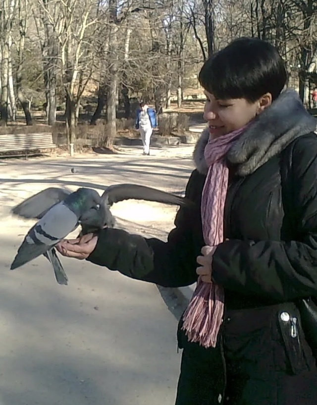 Не бояться клевать с руки.