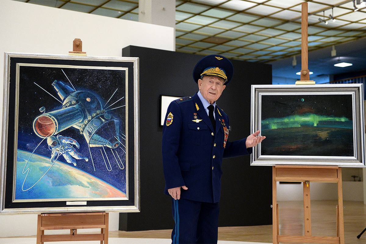 Алексей Леонов со своими работами