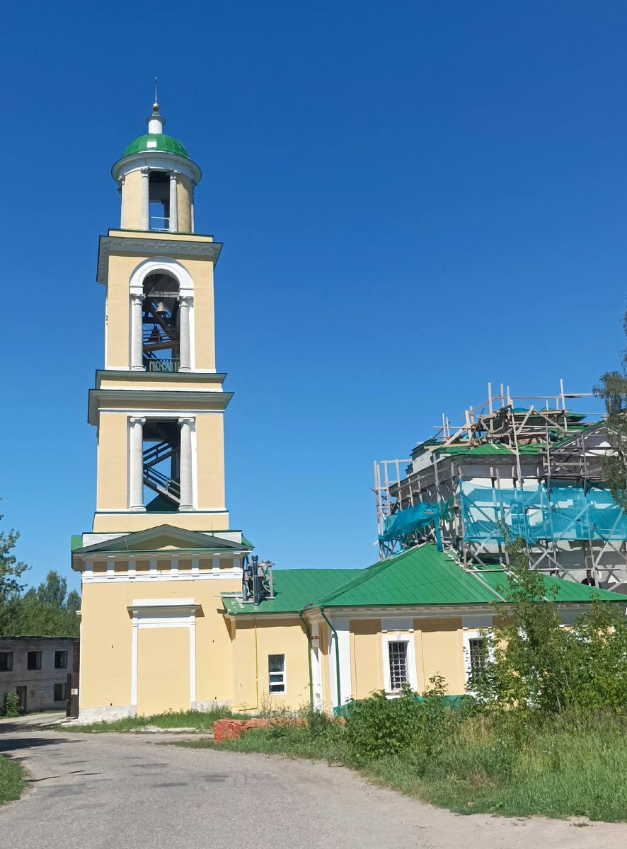 В церкви Николая Чудотворца сейчас идёт реставрация, но ремонт колокольни уже завершён.