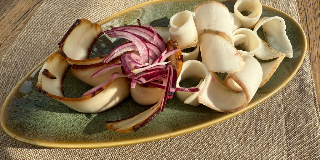 Ячменная копоть, щечки, копченое сало, пирожки с яйцом и луком. Гусь и старушка: достойная рюмочная на ВДНХ.