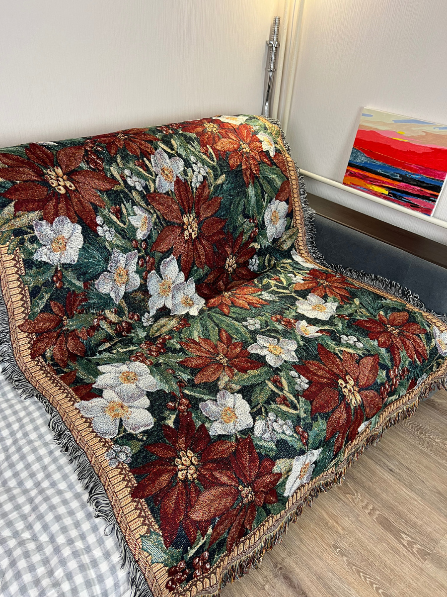 Гобелен как покрывало на диване