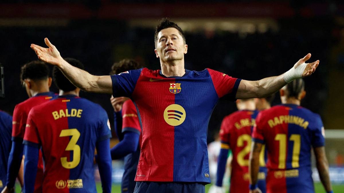    Роберт Левандовски стал героем матча. Фото: REUTERS