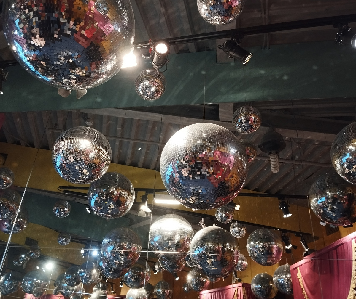 Интерьер комнаты счастья в музее эмоций. ЗДЕСЬ и далее фото автора и(или) из личного архива автора, если не указано иначе.