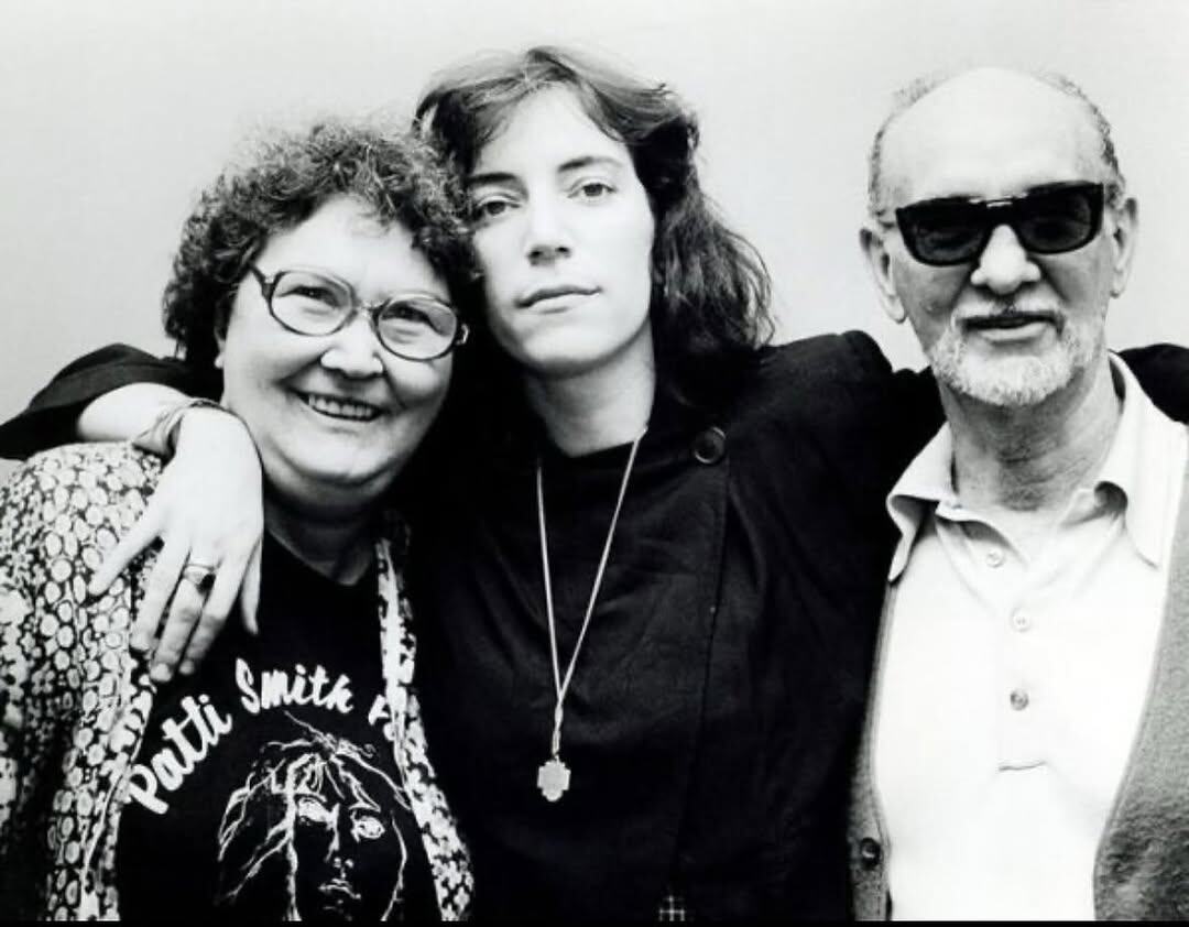 Патти Смит с родителями: «Это фото с моей матерью и отцом, которые вдохновили меня на большую часть моей следующей книги "Хлеб ангелов". Мемуары, яркий и темный танец жизни».
