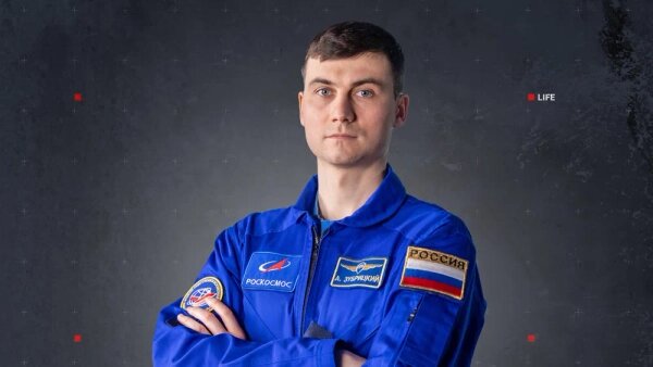 Бывший пилот ВСУ, а ныне российский космонавт Алексей Зубрицкий. Коллаж © Life.ru. Фото © TACC / «Роскосмос медиа»