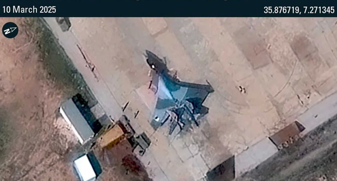 Спутниковый снимок одного истребителя Су-35 на авиабазе алжирских ВВС Айн-Бейда/Ум-эль-Буахи, сделанный 10 марта 2025 года, который как утверждает IISS, подтверждает наличие этого  самолета у Алжира. 