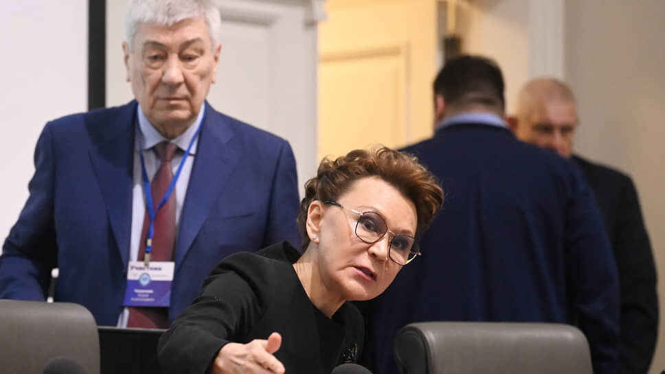 Директор Института законодательства и сравнительного правоведения Талия Хабриева уверена, что победа над коррупцией невозможна без эффективной борьбы с отмыванием денег (слева — глава Росфинмониторинга Юрий Чиханчин).📷Фото: Антон Новодерёжкин / Коммерсантъ