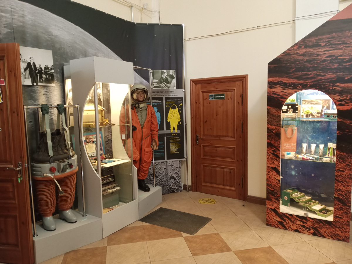 Зал космической медицины. Здесь 3 фотографии