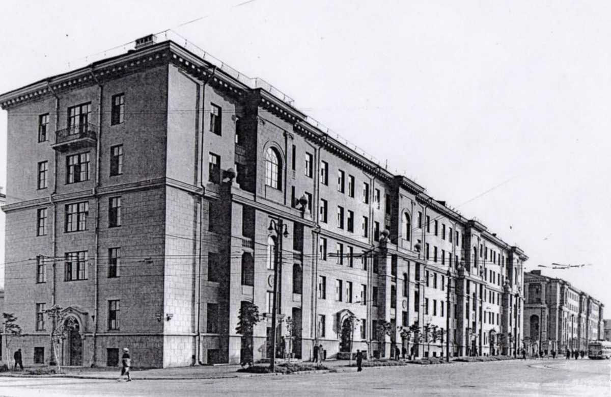 Первомайская улица, 126 и 128. Вид с северо-востока. Фотография А.А. Соркина из собрания Музея архитектуры им. Щусева, 1955 г. 