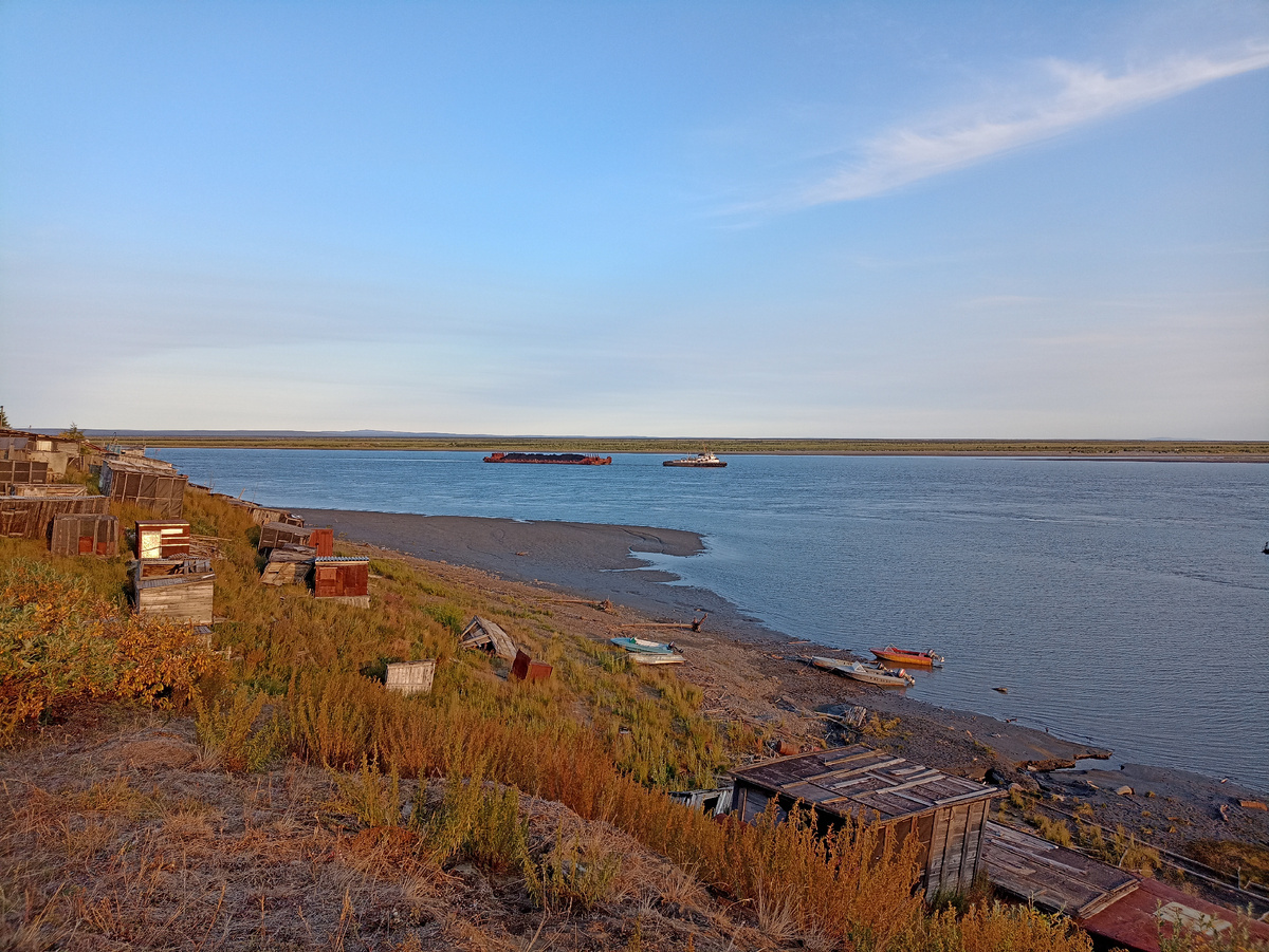 Навигация. Буксир тащит вверх баржу угля с бара.