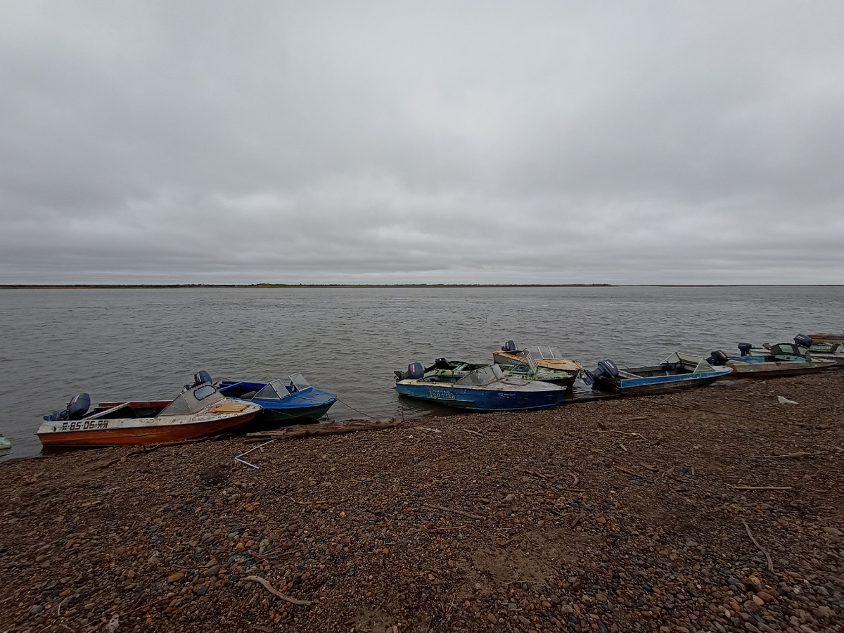 Пришфартованые лодки с моторами