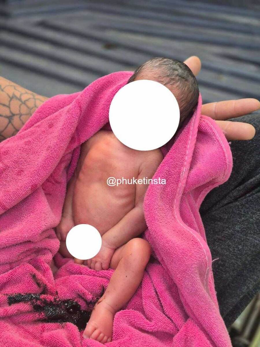 Несмотря на розовое полотенце, судя по фотке, это все-таки мальчик. 