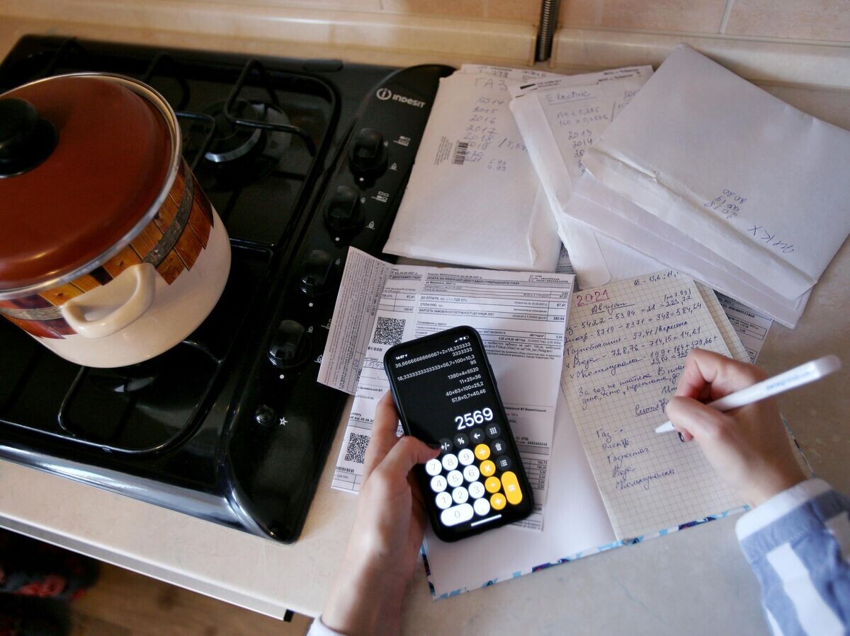    Девушка подсчитывает коммунальные платежи© РИА Новости / Стрингер