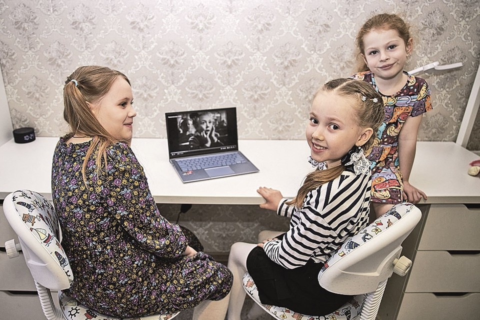    Маленькие дети поначалу старательно смотрели в экран. Мама сказала: «Надо!» Николай ОБЕРЕМЧЕНКО