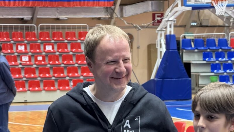     Виктор Томенко на встрече болельщиков с командой БК «Барнаул» Федор Позников