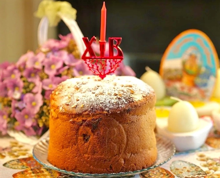 Кулич со свечой.