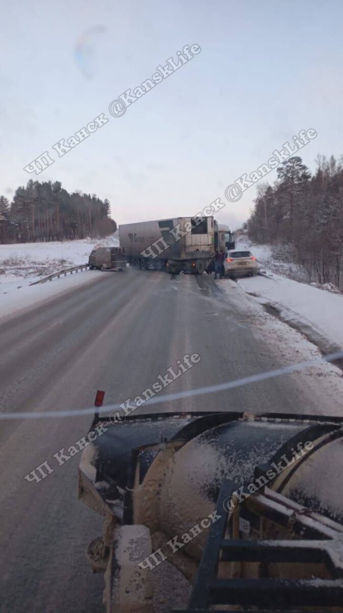     На трассе под Красноярском фура и две легковушки полностью перекрыли дорогу