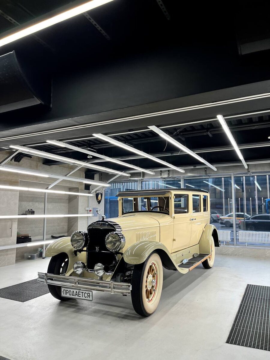 Когда стиль говорит громче слов…

Перед вами — подлинный Cadillac конца 20-х годов, символ эпохи джаза, буржуазного шика и расцвета американского автомобилестроения. Этот Cadillac Series 341, выпущенный в 1928 году, не просто машина — это капсула времени, которая переносит нас почти на 100 лет назад.

Что делает его особенным?
	•	Редкость: Найти такой экземпляр — настоящая удача. Особенно в таком состоянии.
	•	Аутентичность: От оригинального кузова до хромированных элементов — каждая деталь дышит историей.
	•	Состояние: Автомобиль прошёл бережную реставрацию и выглядит так, будто только что сошёл с конвейера.
	•	Интерьер: Деревянные вставки, кожаные сиденья, атмосфера классической Америки.

Идеален для:
	•	Частных коллекций
	•	Кинематографа и съёмок
	•	Автовыставок и музейных экспозиций
	•	Просто для тех, кто хочет выделиться на дороге