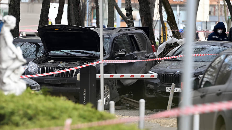 Место, где взорвали автомобиль Toyota Land Cruiser Prado, принадлежавший бывшему подполковнику СБУ Василию Прозорову.📷Фото: Антон Новодерёжкин / Коммерсантъ