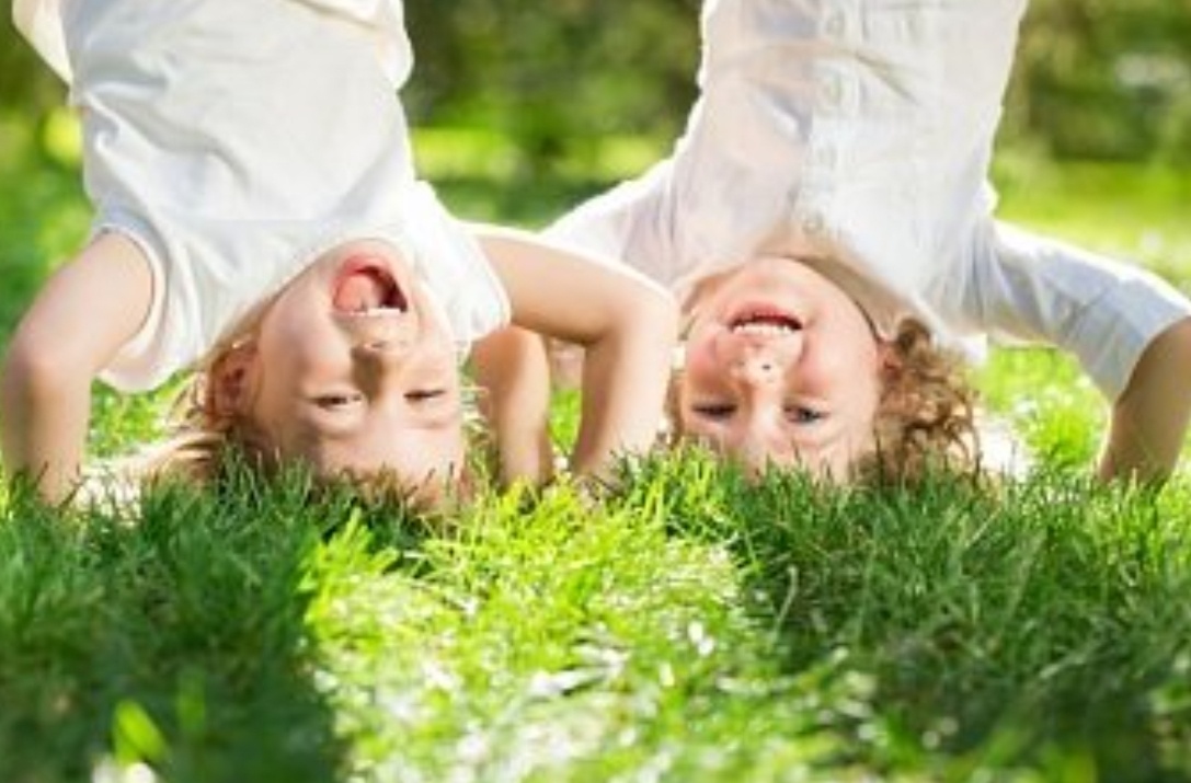 Спросите любых родителей, как они относятся к лету, и они, скорее всего, скажут, что оно вызывает у них смешанные чувства. С одной стороны, это удивительные моменты, снятые на камеру и навевающие приятные воспоминания. Но с другой стороны, эти же моменты могут вызывать и неприятные ассоциации, связанные с периодом времени, когда вы готовы были рвать на себе...