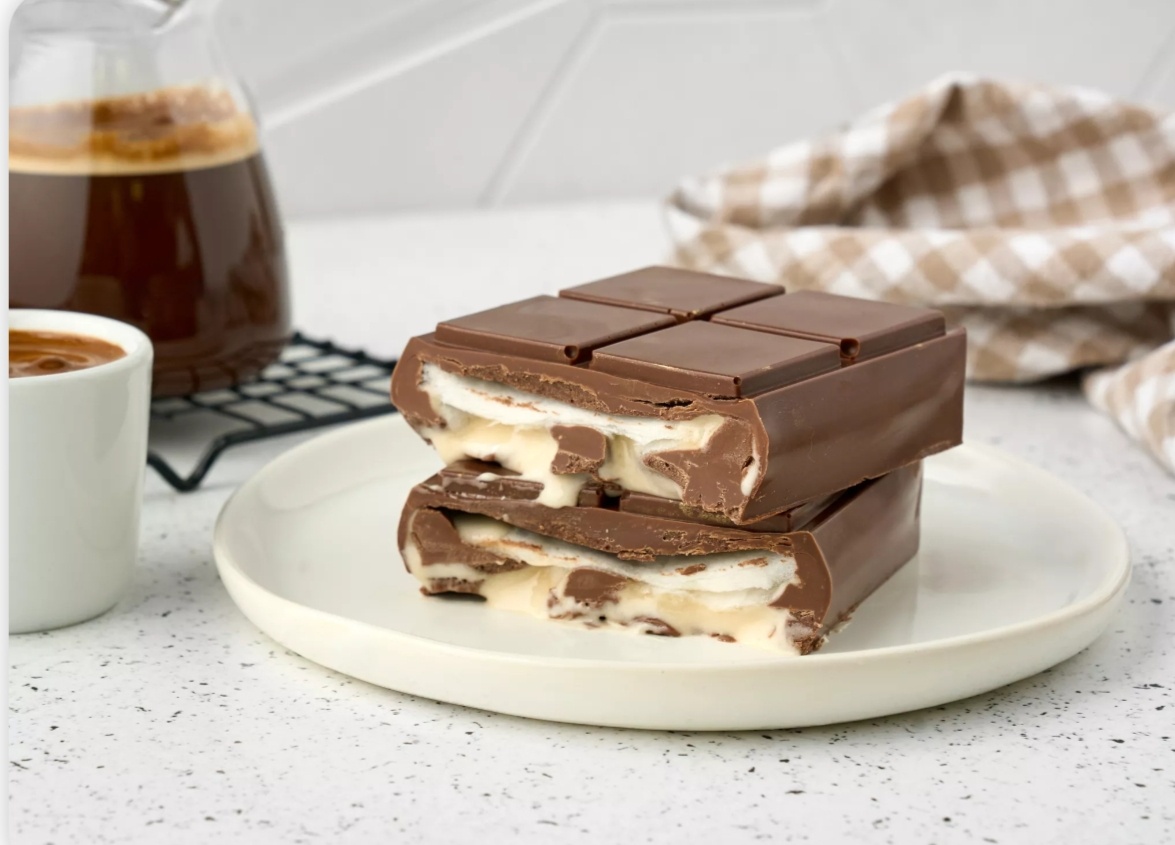 Для приготовления этого необычного десерта подойдет любой шоколад: темный, молочный или белый. Очень оригинальным получится вариант из цветного шоколада, например, зеленого. Растопите его на водяной бане и распределите по силиконовой форме. Когда он застынет, положите сверху плотный слой сахарной ваты. Покройте его маршмеллоу-пастой и еще одним слоем растопленного шоколада. Пастообразный зефир защитит вату и не даст ей растаять. В результате получится толстая «волосатая» шоколадка с воздушной начинкой.