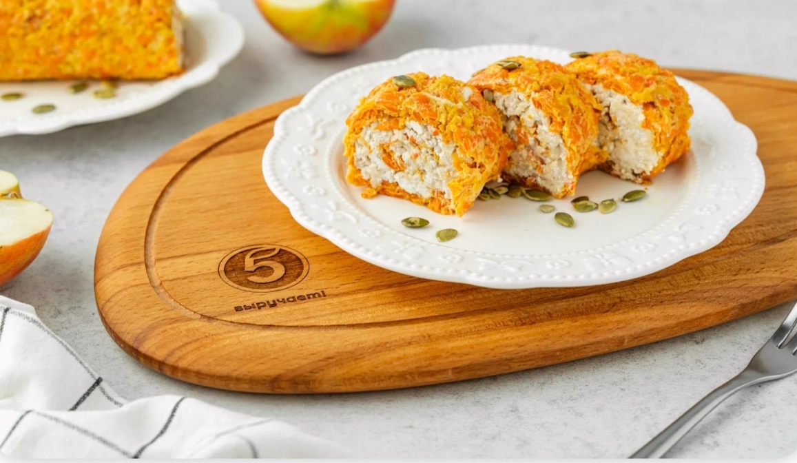 В низкокалорийном рулете нет муки, сахара и сливочного масла, но на вид и вкус он почти не отличается от похожих десертов. Сладкий корж в нем состоит из запеченной моркови с яйцами, а в качестве крема выступает смесь творога, нежирной сметаны и свежих яблок. Выберите спелые, полные сока фрукты и добавьте в начинку молотую корицу.