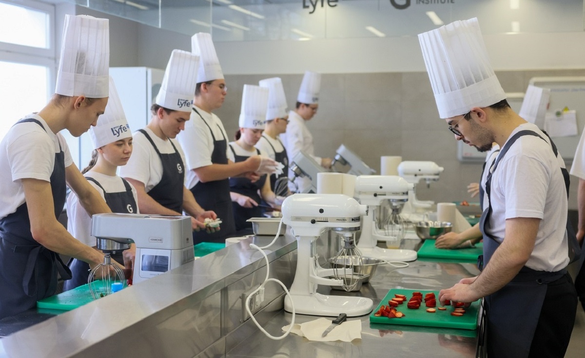     В Красноярске образование повара и кондитера можно получить не только в колледжах и техникумах, но и в вузе. Правда, обучение обойдется в несколько сотен тысяч в год